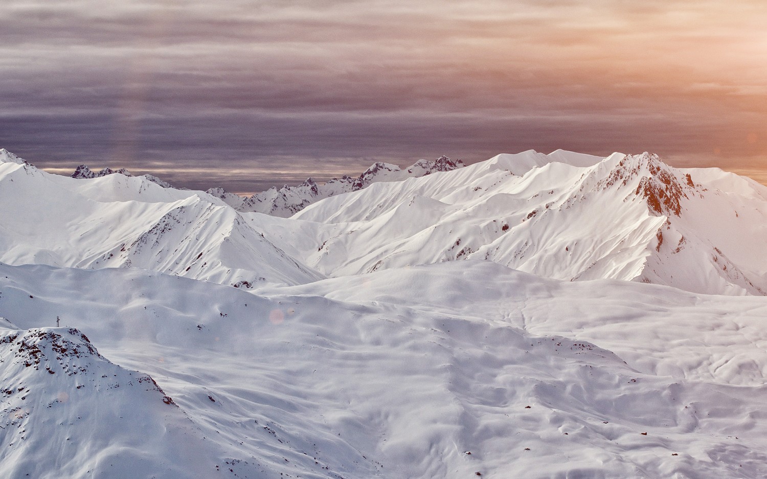 Téléchargez Magnifique Fond d'Écran de Montagnes Enneigées