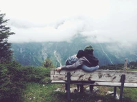 Descubre la Belleza del Amor en la Naturaleza: Fondo de Pantalla de Montaña Gratuito