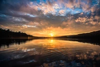 Espectacular Atardecer Sobre el Agua: Fondo de Pantalla Descargable