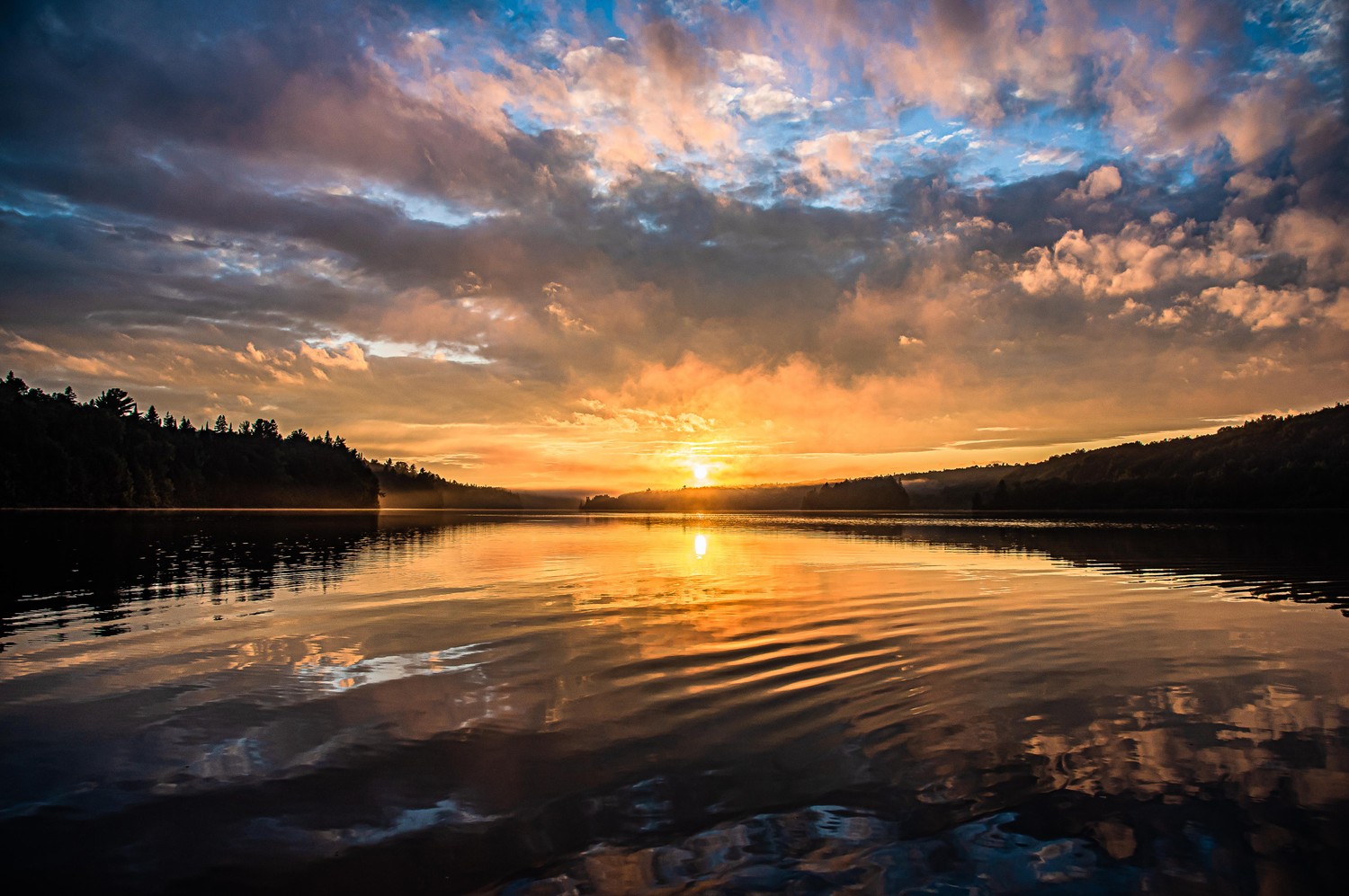 Breathtaking Sunset Over Water: Downloadable Wallpaper