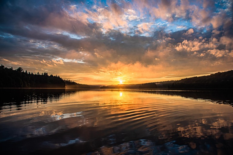 Breathtaking Sunset Over Water: Downloadable Wallpaper