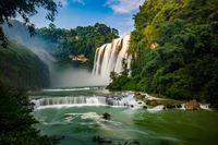 Cascade Majestueuse dans un Paysage Naturel Serein