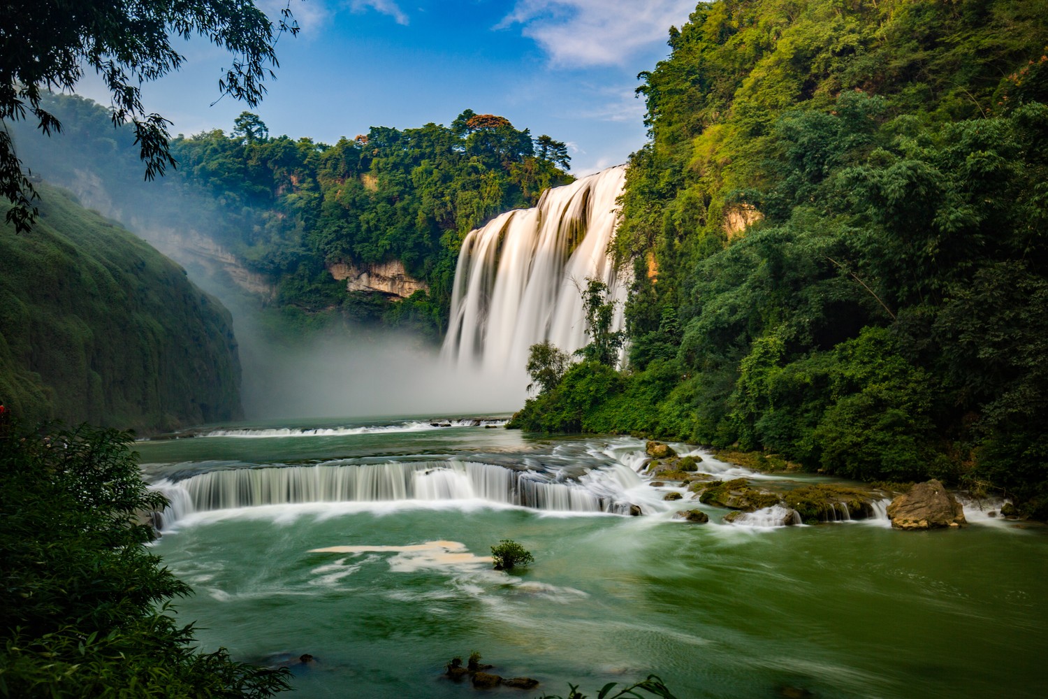 Cascada Majestuosa en un Serene Paisaje Natural