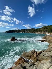 Descarga un impresionante fondo de pantalla costero con aguas azules