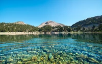 Sereno Lago Helen en el Bosque Nacional Lassen – Descarga Este Hermoso Fondo de Pantalla 5K