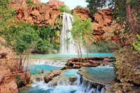 Experimenta la Belleza de la Naturaleza: Fondo de Pantalla de la Cascada de Supai