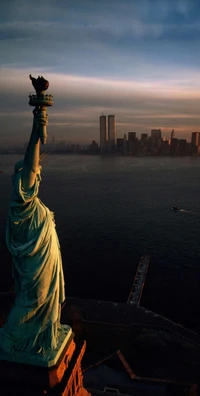 Explora el Fondo de Pantalla Icónico de la Estatua de la Libertad