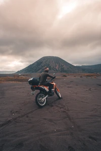 Téléchargez un Superbe Fond d'Écran de Moto dans les Highlands