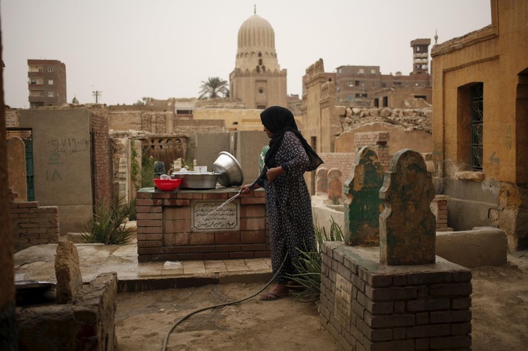 Download Stunning Wallpaper of Aswan's Historic Cemetery