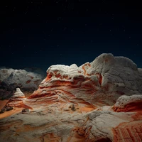 Explora los Acantilados Vermilion: Belleza del desierto nocturno en 4K y 5K