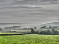 Descarga Nuestro Serene Fondo de Paisaje de Highland con Niebla