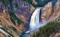 Découvrez les Majestueuses Chutes Supérieures de Yellowstone