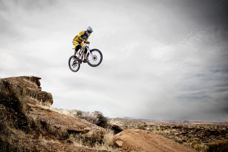 Stunning Mountain Biking Wallpaper for Enthusiasts