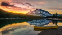 Descarga el Hermoso Amanecer en Two Jack Lake, Parque Nacional Banff