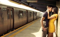 Téléchargez Notre Éblouissant Fond d'Écran de Baiser Romantique dans le Métro