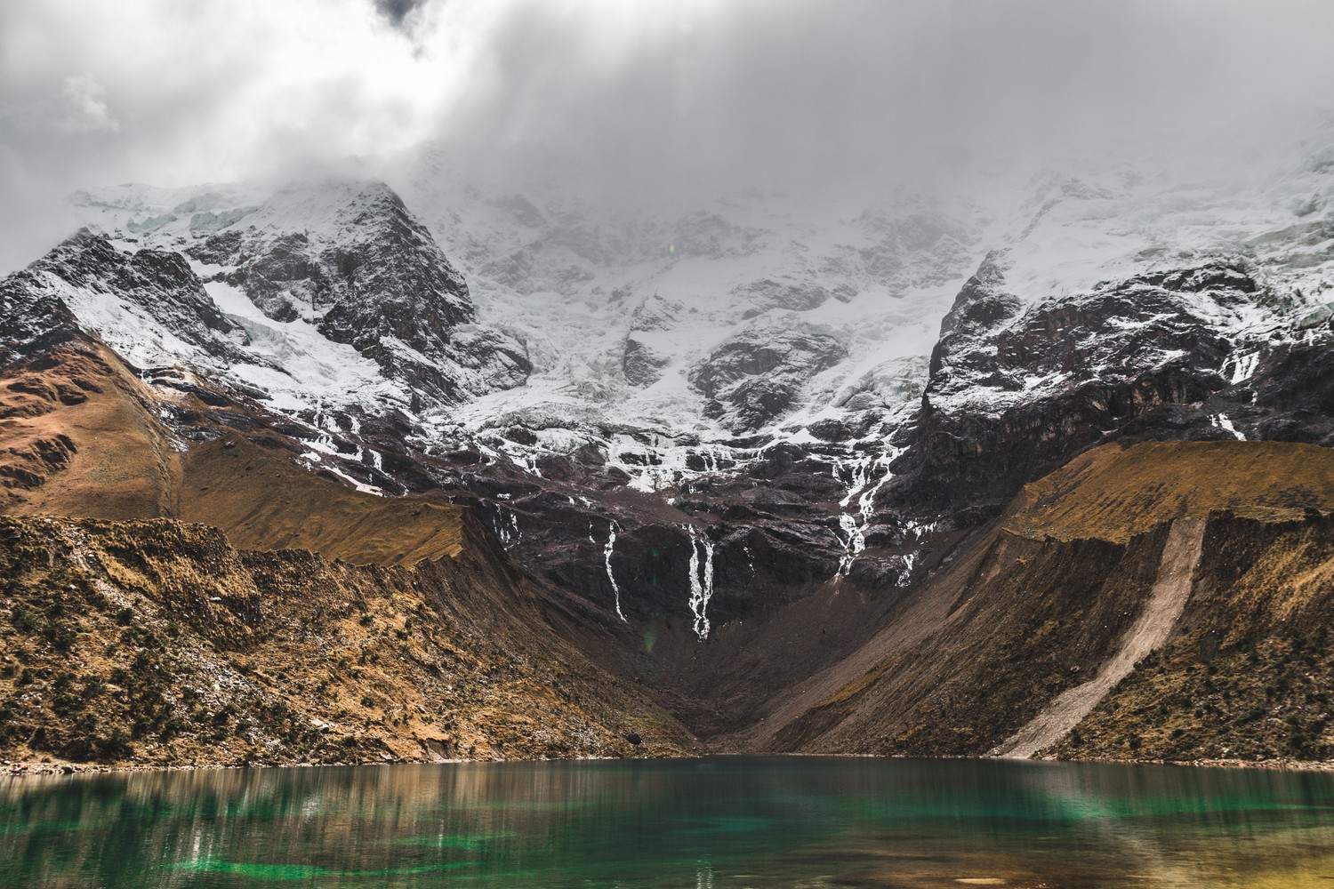 Breathtaking Mountain and Lake Wallpaper