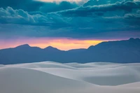 Explora el Impresionante Papel Tapiz de Arenas Blancas y Montañas