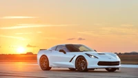 Fondo de Pantalla de Chevrolet Corvette C7 - Un Impresionante Auto Deportivo al Atardecer