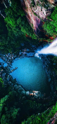 Fondo de Pantalla Deslumbrante de una Cascada Azul y Paisaje Natural