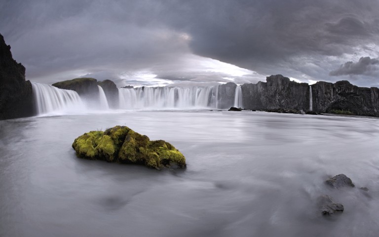 Explore the Majestic Seljalandsfoss Waterfall