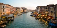 Découvrez la Beauté du Grand Canal : Fond d'Écran du Pont Rialto et des Gondoles