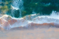 Magnifique Vue Aérienne des Vagues de l'Océan et de la Plage de Sable