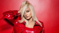 Fond d'Écran 4K de Bebe Rexha – Robe Rouge Iconique