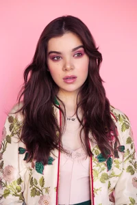 Descarga el Hermoso Retrato en Pastel Rosa de Hailee Steinfeld en 4K