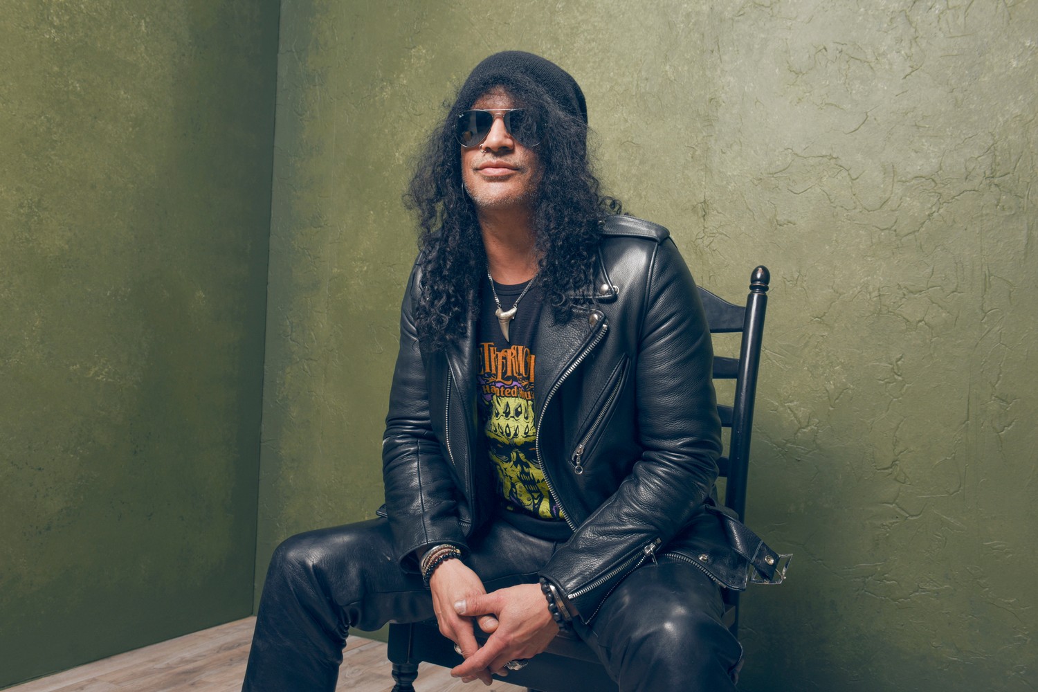 Download Iconic Slash Wallpaper