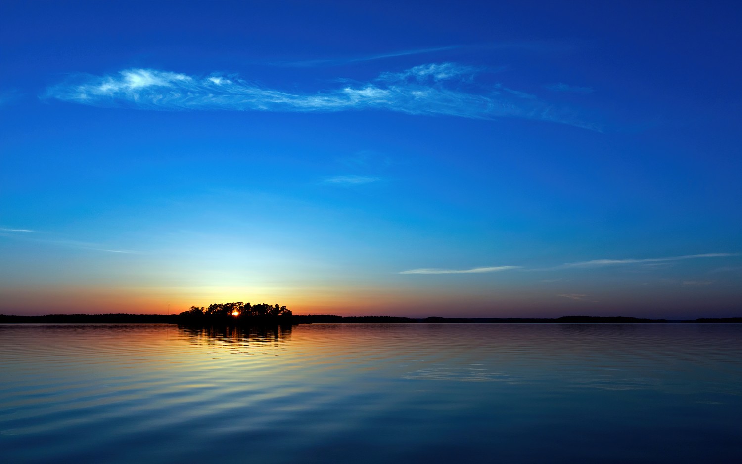 Descarga nuestro hermoso fondo de pantalla 4K de la isla al atardecer