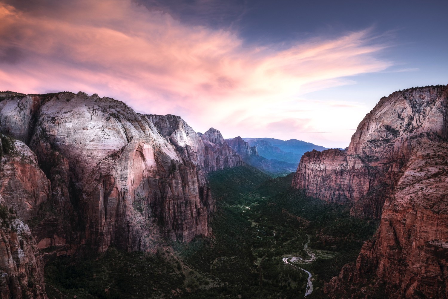 Asombroso atardecer sobre el valle del Parque Nacional Zion