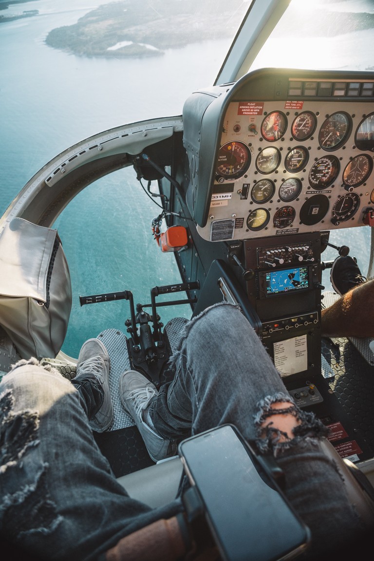 Vivez l'Excitation du Vol avec Notre Fond d'Écran de Cockpit d'Hélicoptère