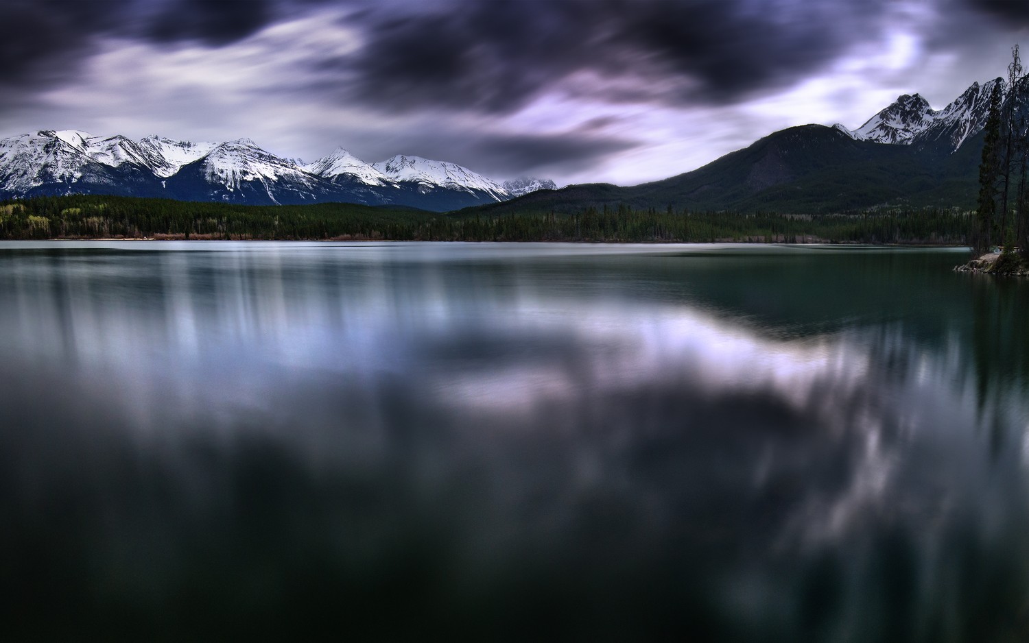 Breathtaking 4K Wallpaper of Pyramid Lake and Glacier Mountains