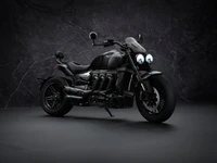 Descarga el Impresionante Wallpaper del Triumph Rocket 3 GT Triple Black