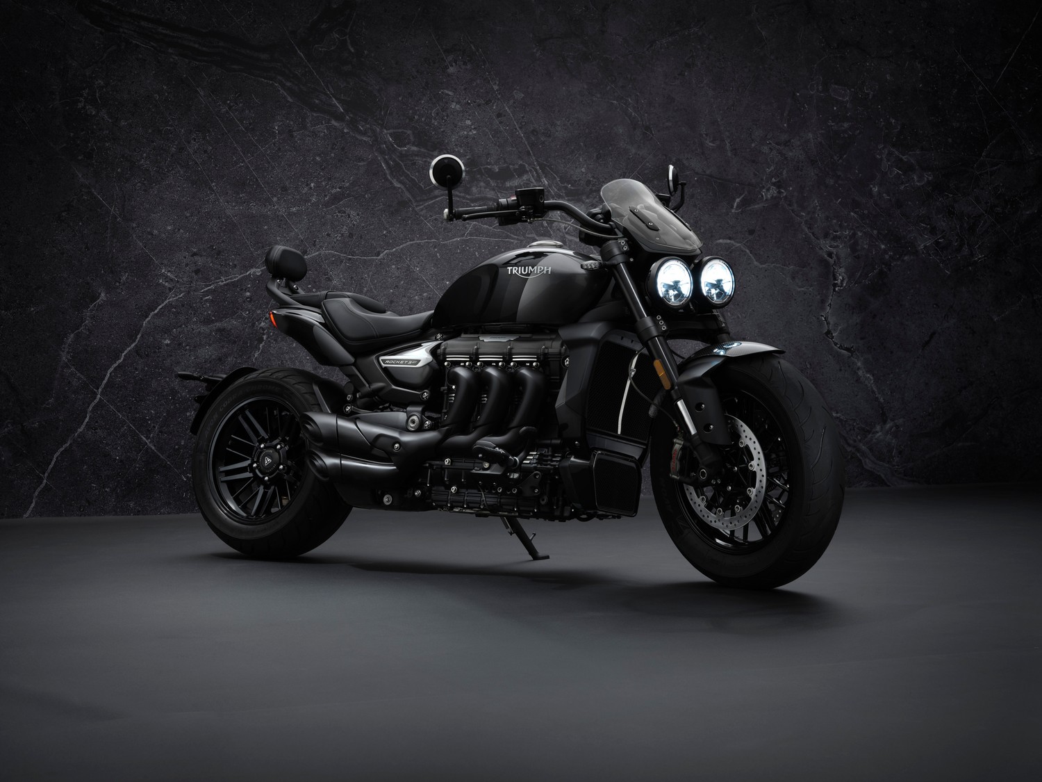 Téléchargez le Superbe Wallpaper du Triumph Rocket 3 GT Triple Black