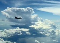 Étonnant McDonnell Douglas F-15 Eagle Volant à Travers des Nuages Cumulus