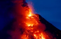 Fondo de Pantalla de Erupción Volcánica Espectacular