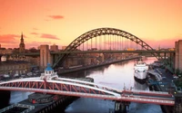 Fond d'écran du Pont de Tyne : Un paysage urbain captivant du fleuve Tyne