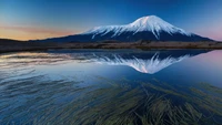 Paisaje Impresionante de la Península de Kamchatka: Reflexión de Montaña y Lago