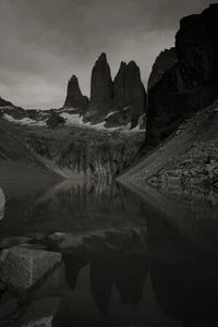 Explora el Majestuoso Reflejo del Parque Nacional Torres del Paine