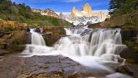 Impresionante Cascada Fitz Roy en el Parque Nacional Los Glaciares